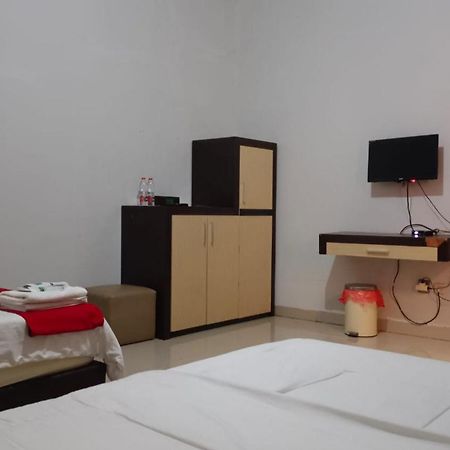 เรดดอร์ซ ชาเรียะฮ์ เนียร์ ตามัน เบอร์ลาบูฮ์ ตารากัน Hotel ภายนอก รูปภาพ